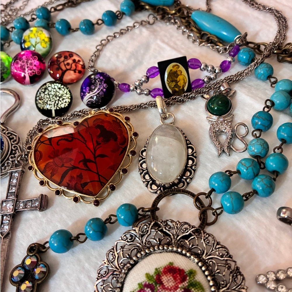 Mixed Charm, Pendants, Brooches, Keychain, Crosses & Religious Items - Picture 5 of 9